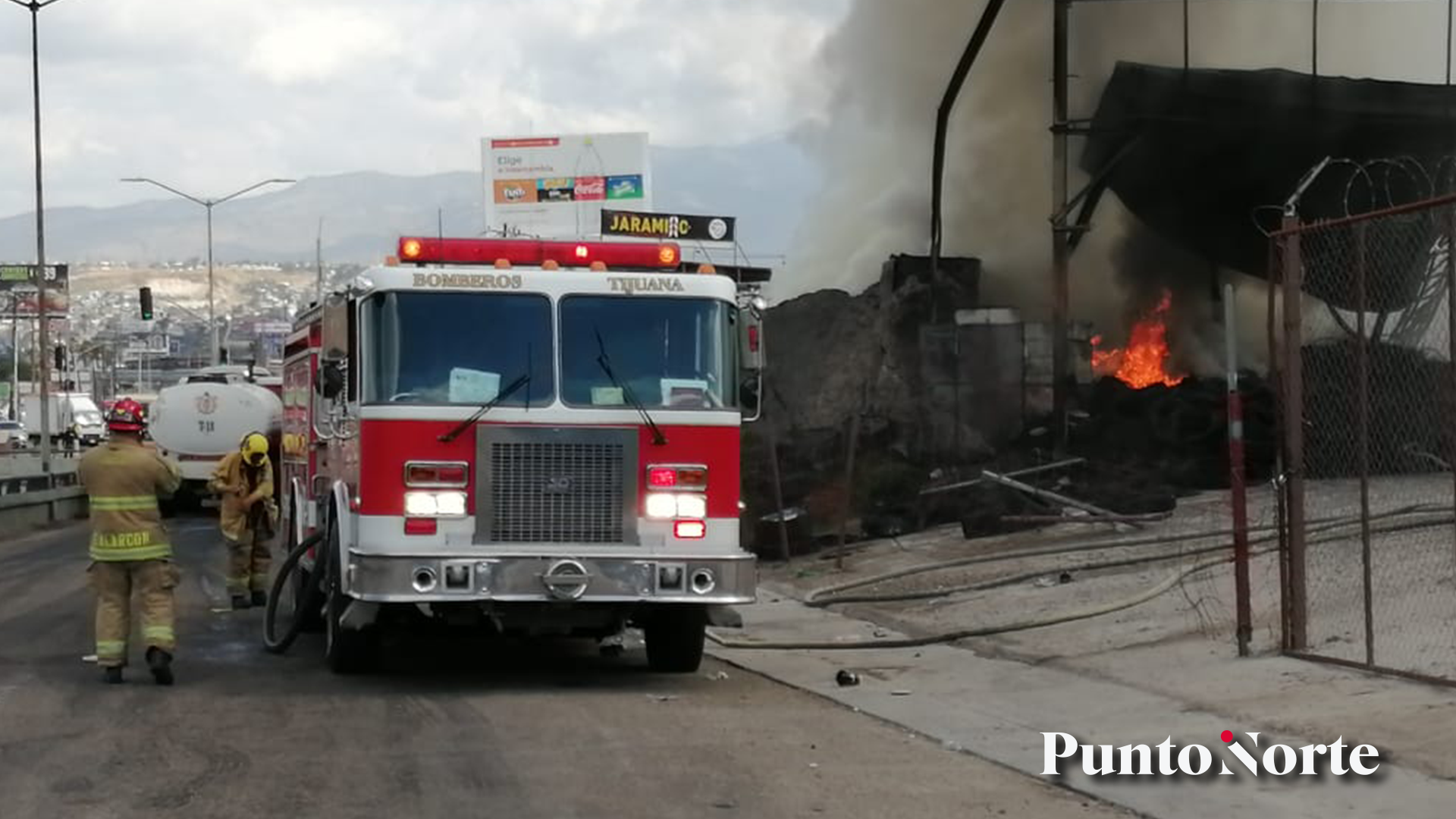 Bomberos continúan apagando fuego en llantera Jaramillo