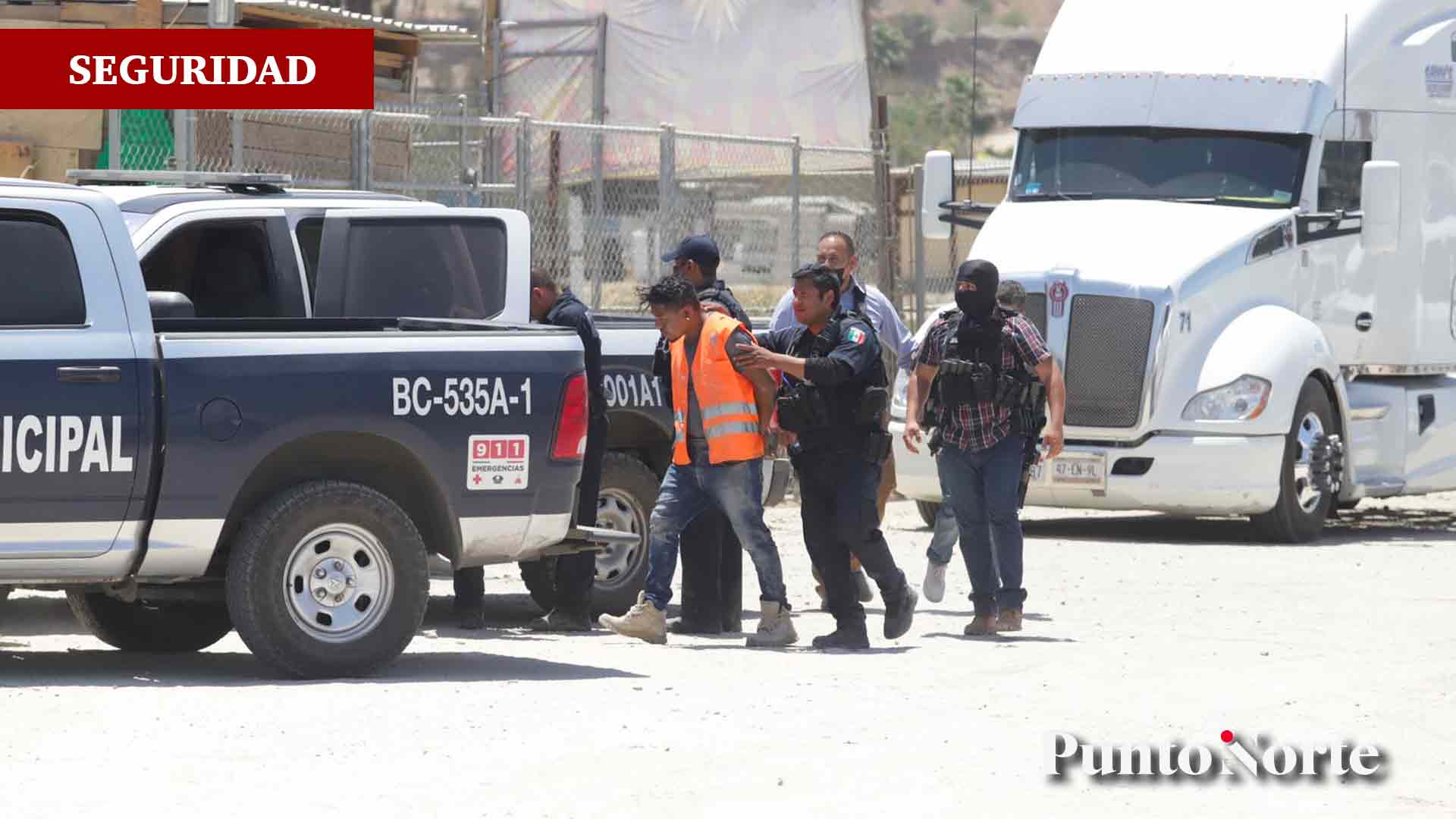Policía Municipal enfrenta y detiene a grupo armado que robaba maderería  con un tráiler y montacargas - Punto Norte
